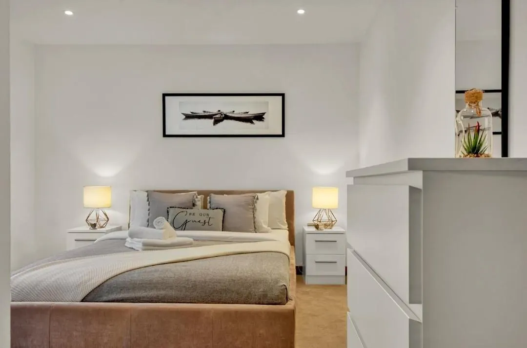 Stylish 1-Bedroom Apartment Near Canary Wharf, O2 Arena & Excel - Excellent Transport Links London