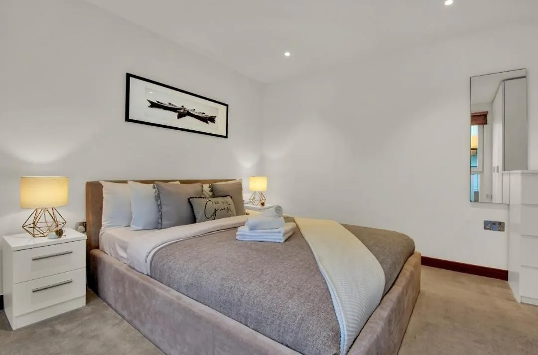 Stylish 1-Bedroom Apartment Near Canary Wharf, O2 Arena & Excel - Excellent Transport Links London 0*,