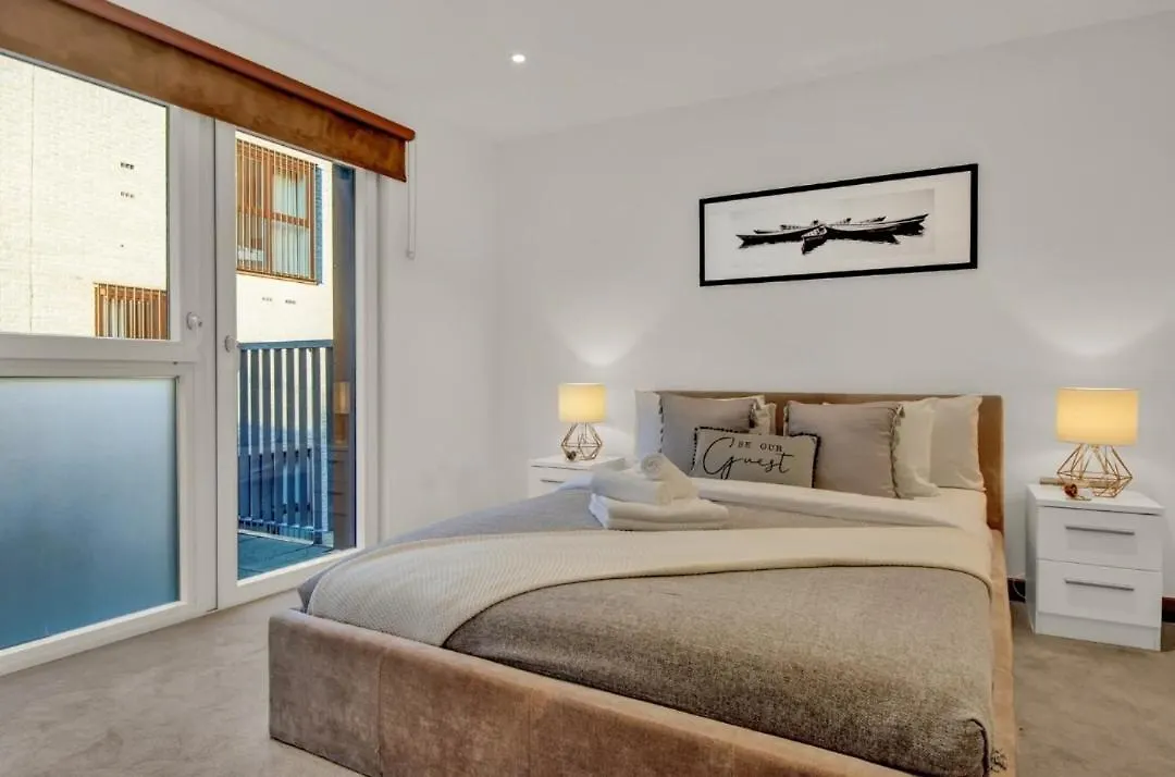 Stylish 1-Bedroom Apartment Near Canary Wharf, O2 Arena & Excel - Excellent Transport Links London